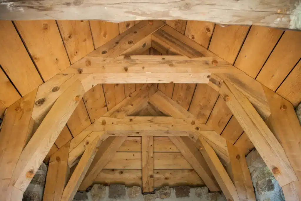 fabrication charpente traditionnelle en bois avec assemblages solides pour toiture