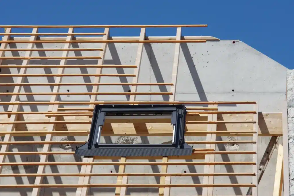 Structure de toit avec une ouverture pour fenêtre, préparation pour l'installation d'une fenêtre de toit de qualité. ​​