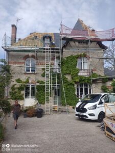 Réalisation d’une couverture en ardoises naturelles à Loivre