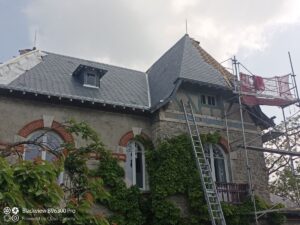 Réalisation d’une couverture en ardoises naturelles à Loivre