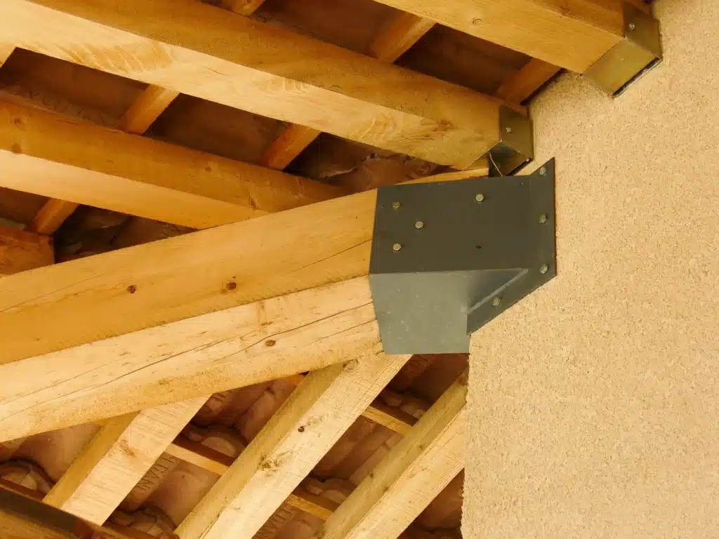 Charpente en bois avec une protection renforcée, parfaite pour montrer les techniques de traitement préventif de charpente contre les nuisibles et les champignons.